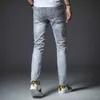 Męski projektant dżinsów europejski dżinsy męskie szczupły fit kamień w myjaniu młodzież przystojny druk wojny hot wiertło swobodne legginsy Z8JS