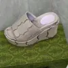 Sandale à plateforme jumbo pour femme Pantoufle en toile jumbo beige et rose clair Femme Sandales à talons bas chaussures de luxe 06