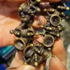 Pendentif Colliers 1pcs / lot Tibétain National Vieux Objets Mini Bronze Artefact Bouddhisme Ustensiles Cloche Pilon Laiton Précieux Bijoux Ward Evil