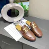 Designer tofflor loafers muls glider äkta läder sandaler kvinnor spänne metall kedja bekväma lägenheter klackar mode sommarglas med låda