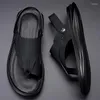 Sandaler Summer All Black Men's Leather Slippers Sandal Handgjorda skor Soft Brand Men Beach Sneakers DM-25