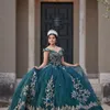 Szmaragd zielona błyszcząca księżniczka z ramion sukni piłki quinceanera sukienki z koralikami 3d kwiat z Cape Celebrity Gowns