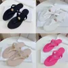 Designer-Hausschuhe, Damen-Slipper, flache Sandale, Marke Jelly Slide, ausgehöhlte Sandale, Strand-Flip-Flop, Metalldekoration, Drucksohle, Schuh, Flatform-Slipper mit Box