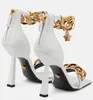 Sandali da donna estivi Pelle laccata Raso Tacchi alti Catena decorativa in cristallo Punta quadrata Elegante Spettacolo nuziale Sexy Scarpe da sposa con fascino unico EU35-41