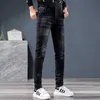 メンズジーンズデザイナー秋のニューブラック刺繍ジーンズの男子スリムパンツが小さな足と穴がトレンドトレンド韓国のトレンディカジュアルi1tr