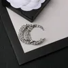 Luxe Femmes Hommes Designer Marque Lettre Broches Plaqué Or 18K Incrustation Cristal Strass Bijoux Broche Marry Christmas Party Pin Cadeau Accessoire