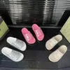 Kvinnors sammanlåsande Sandal Metallic Silver Rubber Platform Sandaler Beige och Ebony Light Pink Women Slipper Chunky Sole 01