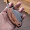 R835 Karambit Knife 440C Titaniumbeläggningsblad Trä/stålplåthandtag utomhus camping vandring fiske taktiska klo knivar edc verktyg