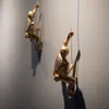 Objetos decorativos estatuetas arte de parede pendurado resina escalando homem montar pingente estilo industrial fio de ferro decoração escultura figuras retrô estátua presente 230628