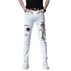 Jeans da uomo firmati Pantaloni da uomo in denim bianco con stampa a caldo casual in cotone elasticizzato lavato a vita alta a vita media per giovani europei di fascia alta 3N7L