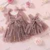 Passende Familienoutfits für den Sommer, süßer Stil, einfarbiges Stickerei-Kleid mit offenem Rücken und Body Sisters E1237 230628