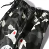 Freizeit-Shorts aus bedrucktem Frottee mit Haifischzähnen