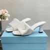 Designer Dames Slippers Met Dons Gevulde Slippers Hoge Hakken Lakleer Mode Slides en Comfort Omgekeerde Sandalen Flip Flops Letter Flat Slide Stylist Schoenen