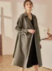 Trenchcoats voor dames X Li Yaheng Designers ondertekenden gezamenlijk een middellange jas met vetersluiting en vetersluiting