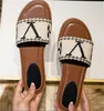 Designer glider kvinnor broderade tyg tofflor glida sandaler lyxbrev sandal tryckt tyg tofflor platt klack mode sommarstrandskor