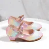 Zapatillas de deporte para niñas, zapatos de princesa de cuero 2023, punta redonda para niños, suela blanda, tacón alto para niñas, baile de fiesta de cristal 230628