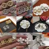 Brincos de latão femininos clássicos projetados retrô Studs Letras B Pérolas Pingentes Banhado a ouro 18K anti-alérgico Clipe de orelha feminino Design Dh3Ti