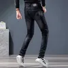 Designer de jeans masculino outono novo jeans preto bordado calças masculinas finas com pés pequenos e buracos tendência coreana casual i1tr