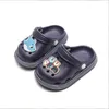 Sandaler Barnens tofflor Summer Boys 'Letter Sandals Girls' Korean Version Hole Shoes 2-12 Year Old Children's Beach Anti-Skal Eva 230628