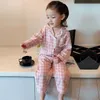 パジャマの女の赤ちゃん格子縞のパジャマ服セット綿コートパント2PCS春秋の幼児幼児ラウンジスーツベビーホームスーツ