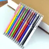 Stylos 100pcs / lot 13 couleurs Black Black Blue Ink Rouleau Metal Ballpoint Pen 0,7 mm 2in1 Fibre Point Stylus Cadeau pour iPhone Free Custom