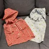 Pies Apparel Pet Dog Koszyk piżama słodka bawełniana kratona konstrukcja miękka koszulka kota kota z czapką czerwone niebo niebieskie 230628