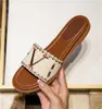 Designer glider kvinnor broderade tyg tofflor glida sandaler lyxbrev sandal tryckt tyg tofflor platt klack mode sommarstrandskor