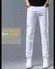 Designer de survêtements pour hommes Jeans blancs de marque de luxe légère, petits pieds ajustés pour hommes, tendance décontractée élastique, pantalons minces d'été polyvalents HJ3A