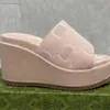 Sandale à plateforme jumbo pour femme Pantoufle en toile jumbo beige et rose clair Femme Sandales à talons bas chaussures de luxe 06