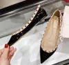 Rivetti di lusso Scarpe Sandali di marca Pompe da donna 2023 Scarpe eleganti con punta a punta a bocca bassa