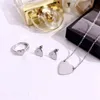 Kaplama altın zincirler yaratıcı lüks kolye kolye çift tarzı sevgililer günü hediyesi takı moda dekoratif metal kalp kadınlar için tasarımcı küpe C23