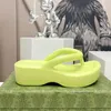 Diapositivas de diseñador Luxurys Zapatillas de piel de oveja Moda Primavera Verano Explosión Muffin Sandalias Bamboleo Antideslizante Fondo grueso 5 cm Importado