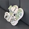 Sapatos de meninas sandálias princesa infantil 2023 novo verão cor feitiço arco premium macio couro pu sandálias infantis sola macia sapatos de praia