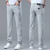 Jeans masculinos Designer designer de marca jeans finos de verão, ajuste fino cinza claro masculino, tubo reto pequeno, cintura média elástica, luxo e grande tiro casual 6LKF D3OK