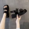 Sandálias charmosas femininas com fivela de metal sola grossa verão fashion cor sólida esportiva P-Y12