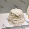새로운 여성 모자 디자이너 양동이 모자 야구 모자 봄과 여름 편지 수 놓은 우아한 매력 태양 모자 레저 모자 색상 장착 모자