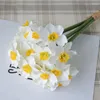 Dekorativa blommor 6st/Lot Artificial Narcissus Flower Bouquet White Yellow Silk Fake Desktop Decoration Home Garden Wedding Scene Daffodil