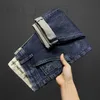 Jeans da uomo firmati Jeans elastici sottili primaverili per pantaloni da uomo in denim slim fit versione coreana blu scuro piccola gamba dritta JPB7