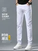 Herr jeans designer vår/sommar ny produkt ljus lyx koreansk utgåva tunna elastiska fötter smal fit bomull ren vit monster byxor 4wxd
