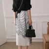 Kjolar kvinnors sommarstil pendlare veckad kjol mid längd design svart och vit kontrast oregelbunden rand hög midja