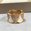 Klusterringar 18K Rose Gold White Fritillaria Multilateral Fan Ring Women's Temperament Cersatile Fashion Skirt smycken