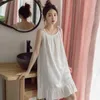 Kvinnors sömnkläder Kvinnor Nattklänningar Rems Ruffles Knäslängd Sömskjortor Mysiga söta flickor Korean Nightie Tender Solid Color Sleeveless