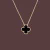 Designer Jewelry Four Leaf Clover Set Pendant Necklaces Bracelet Stud Earring Gold Sier Mother of Pearl Green Flower Necklace Link Chains Women