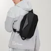 Opbergzakken Harde schaal Borsttas Mannelijke waterdichte schoudertas Heren Mode Korte trip Messenger USB Opladen Crossbody Tiener