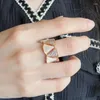 Klusterringar 18K Rose Gold White Fritillaria Multilateral Fan Ring Women's Temperament Cersatile Fashion Skirt smycken