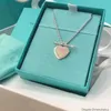 Light Luxury T Home 2023 New Heart Arrows One Arrow Heart Piercing Collana piccola e versatile Gioielli di alta qualità