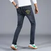 Men's Jeans designer 2022 verão novo jeans, personalidade masculina, marca de moda, luxo leve, elástico, ajuste fino, calças de estilo europeu PD51