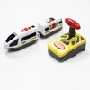 مجموعة قطار كهربائي للأطفال RC / RC مزودة ببطارية خشبية ألعاب مسار السيارة متصلة بسكك حديدية خشبية هدية عيد ميلاد للأطفال 230629