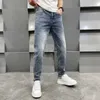 Дизайнер мужских джинсов Весной и летом, Guangzhou Xintang Jeans, мужской хлопок, корейская версия, маленькая ножка, облегающий крой, голубой цвет, высококачественные европейские товары, Daniel B F5Z8