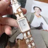 Женские часы Часы Высококачественные дизайнерские наручные часы Роскошные модные кожаные кварцевые часы с батарейкой